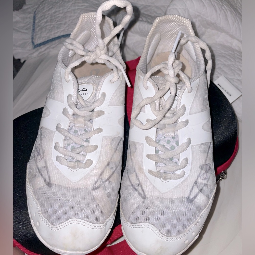 Women’s NFINITY Vengeance cheer shoes with case